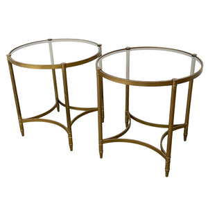PAIR OF ROUND GILT METAL SIDE TABLES WITH GLASS TOP AND FLUTED LEGS