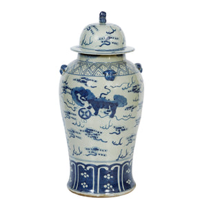 A PAIR OF BLUE AND WHITE CHINESE EXPORT GINGER JARS