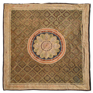 TRELLIS DESIGN RUG WITH CENTER FLORAL MEDALLION