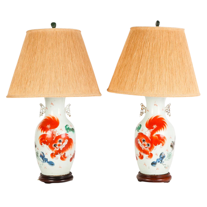 CHINESE PAIR OF PORCELAIN FOO DOG VASE TABLE LAMPS